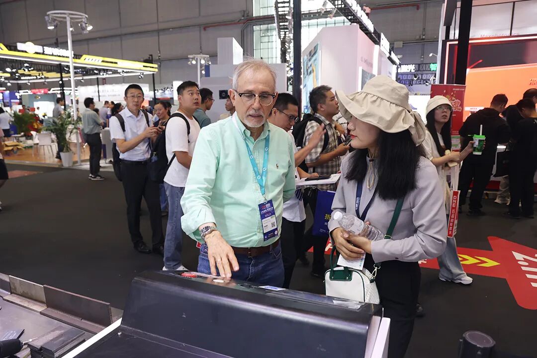 展会直击｜迅镭激光展台闪耀2025上海工博会！(图17)